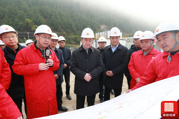 2021年12月9日 羅增斌在鹽亭蓬深6井天然氣勘探現(xiàn)場(chǎng)調(diào)研（記者 賴杰 攝）.jpg