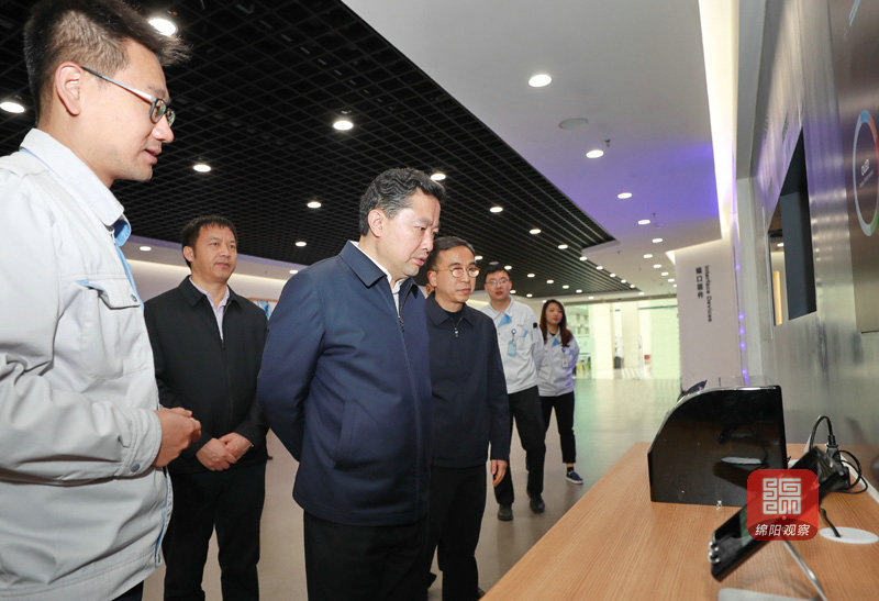 2021年3月8日 羅增斌在綿陽(yáng)京東方調(diào)研（記者 賴(lài)杰 攝）.JPG