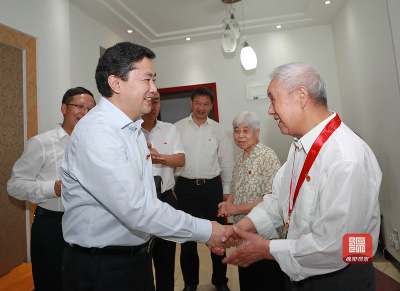 2021年6月25日 羅增斌慰問(wèn)張遠(yuǎn)澤付致榮夫婦并頒發(fā)紀(jì)念章（記者 賴杰 攝）.JPG