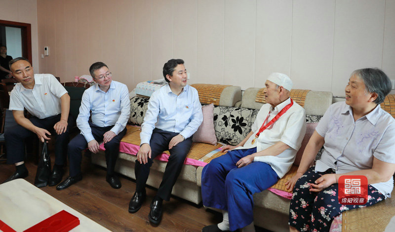 2021年6月25日 羅增斌慰問(wèn)老黨員許久歌并頒發(fā)紀(jì)念章（記者 賴杰 攝）.JPG