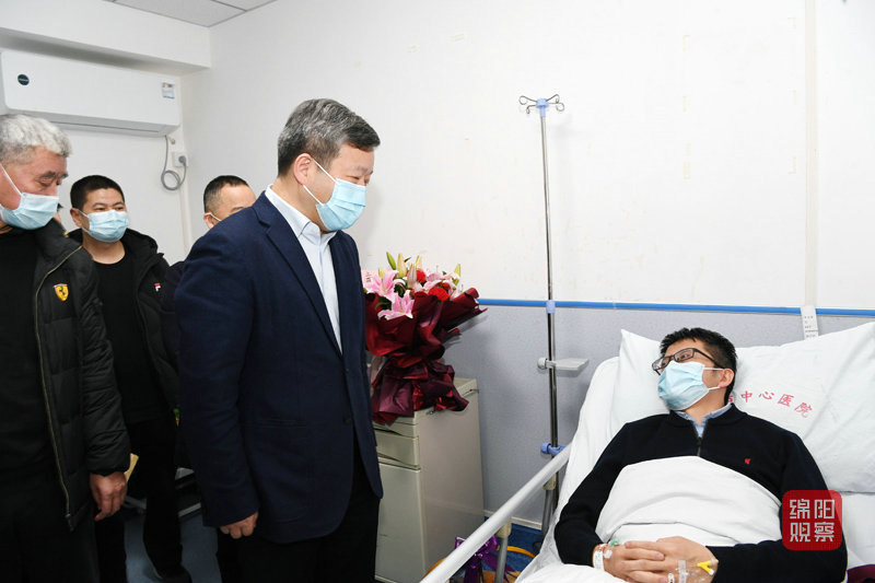 2022年2月26日，曹立軍看望慰問一線防疫病倒的醫(yī)務(wù)人員和督導(dǎo)高新區(qū)防疫工作3  張莉 攝.jpg