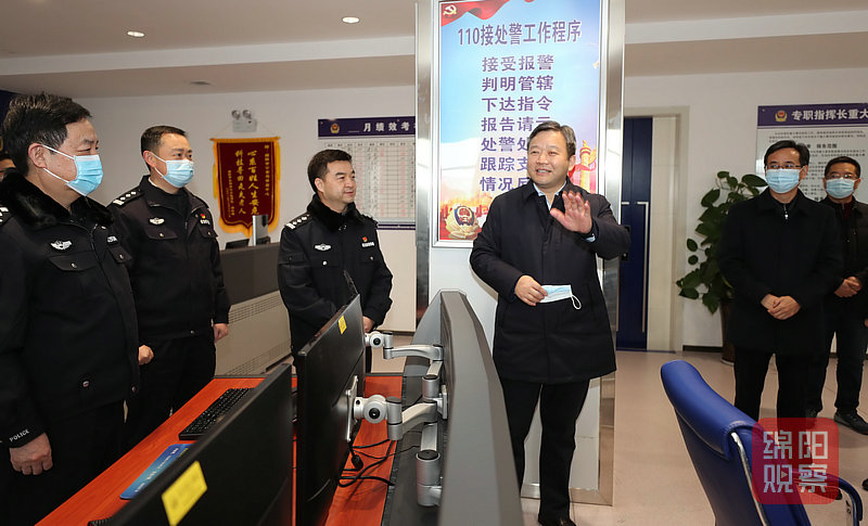 公安局看望值班人員（記者  賴杰 攝）.jpg