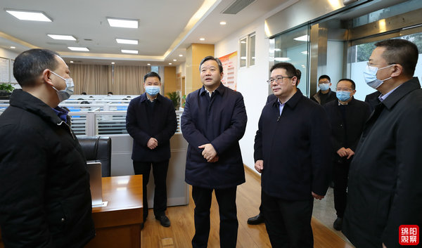 2022年2月7日 曹立軍在政府機關(guān)看望干部職工（記者 賴杰 攝）.jpg