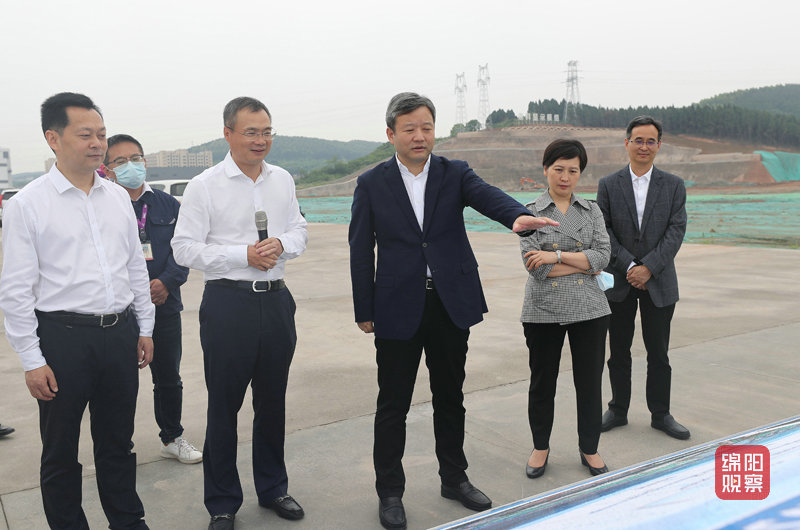 2022年4月27日 曹立軍在惠科模組建設(shè)工地調(diào)研（記者 賴(lài)杰 攝）.JPG