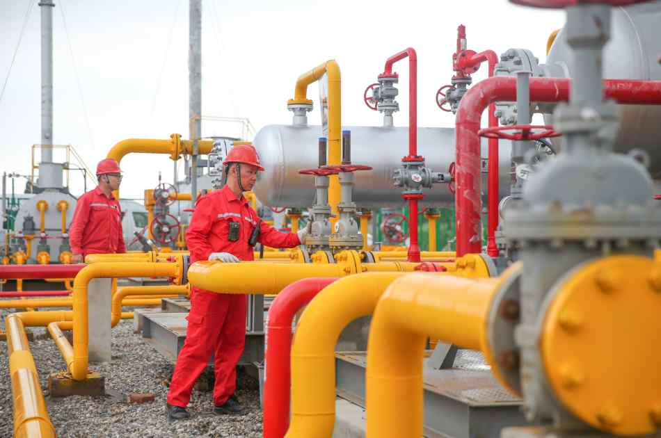 圖為采氣站員工巡視檢查井站設(shè)備運(yùn)行 袁鵬攝