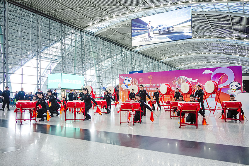 11月28日，成都天府機(jī)場(chǎng)、雙流機(jī)場(chǎng)舉行相關(guān)慶?；顒?dòng)。四川機(jī)場(chǎng)集團(tuán)供圖