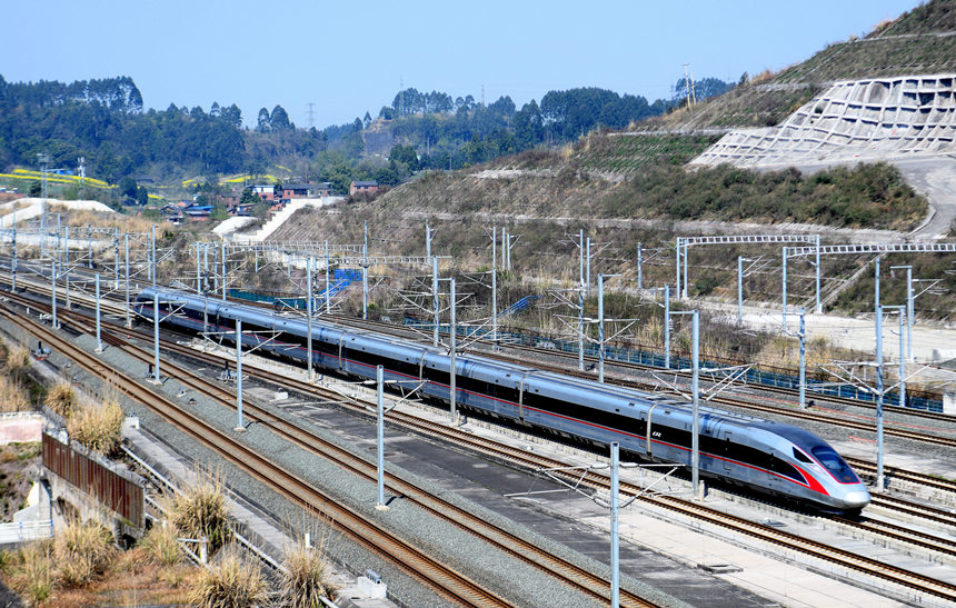 復(fù)興號(hào)動(dòng)車組駛過成渝高鐵內(nèi)江北站。胡志強(qiáng)攝