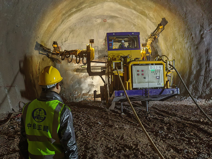 成渝中線高鐵劉三寨隧道建設(shè)現(xiàn)場(chǎng)。 受訪者供圖