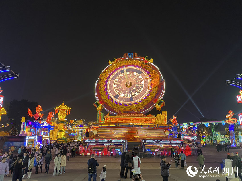 燈會(huì)開幕當(dāng)晚，各地游客前來賞燈。人民網(wǎng) 王凡攝