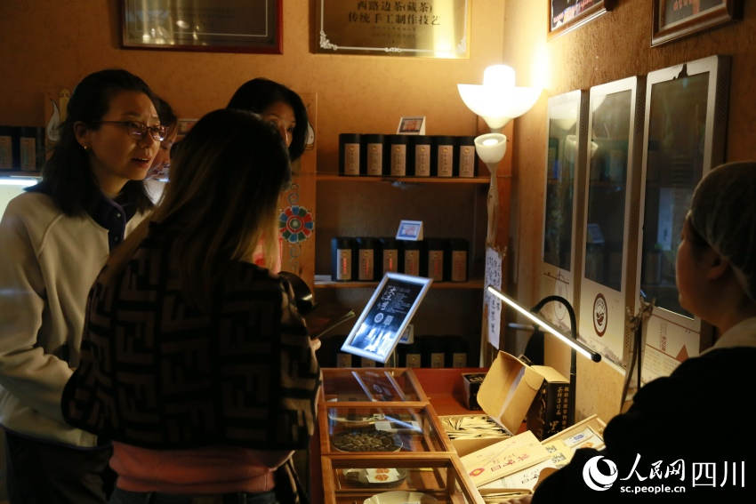 游客正在購買茶葉。人民網(wǎng)記者 朱虹攝