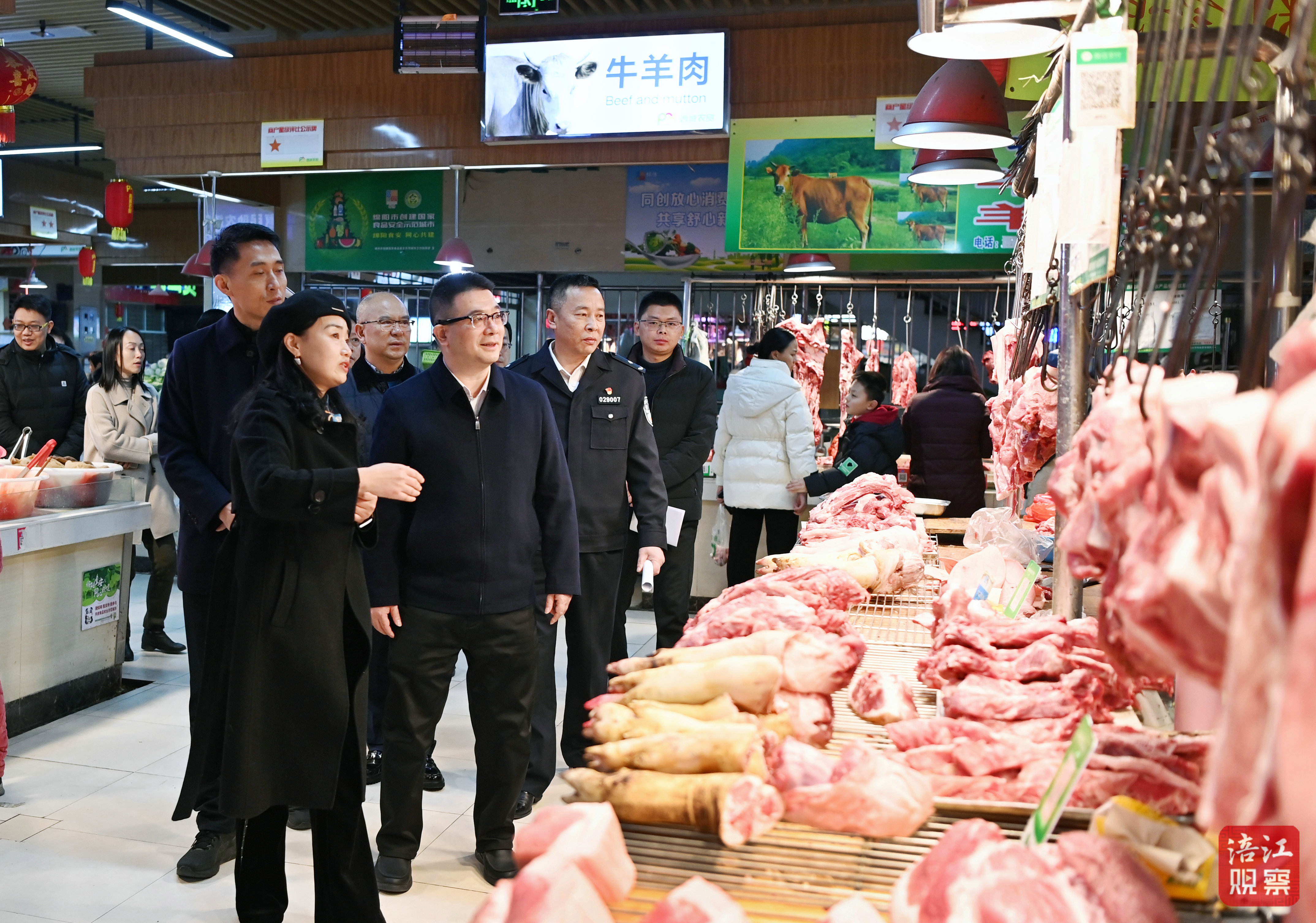 2025年1月27日，李云檢查節(jié)日供應(yīng)、安全穩(wěn)定工作‘，慰問(wèn)一線職工8  張莉 攝.jpg