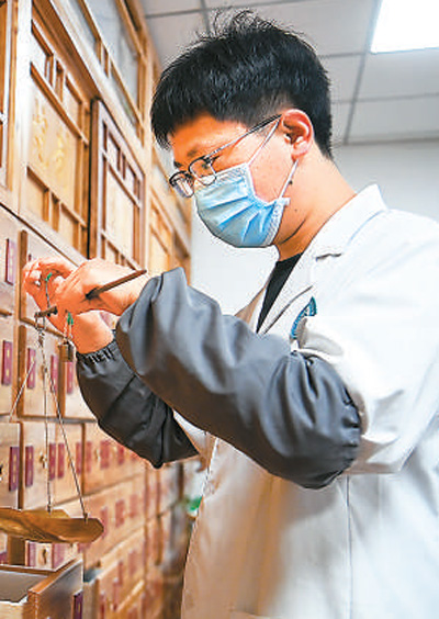 日前，陜西省西安市雁塔區(qū)電子城二〇五所社區(qū)衛(wèi)生服務(wù)站中醫(yī)館的藥劑師為患者配制中藥。新華社記者 鄒競(jìng)一攝