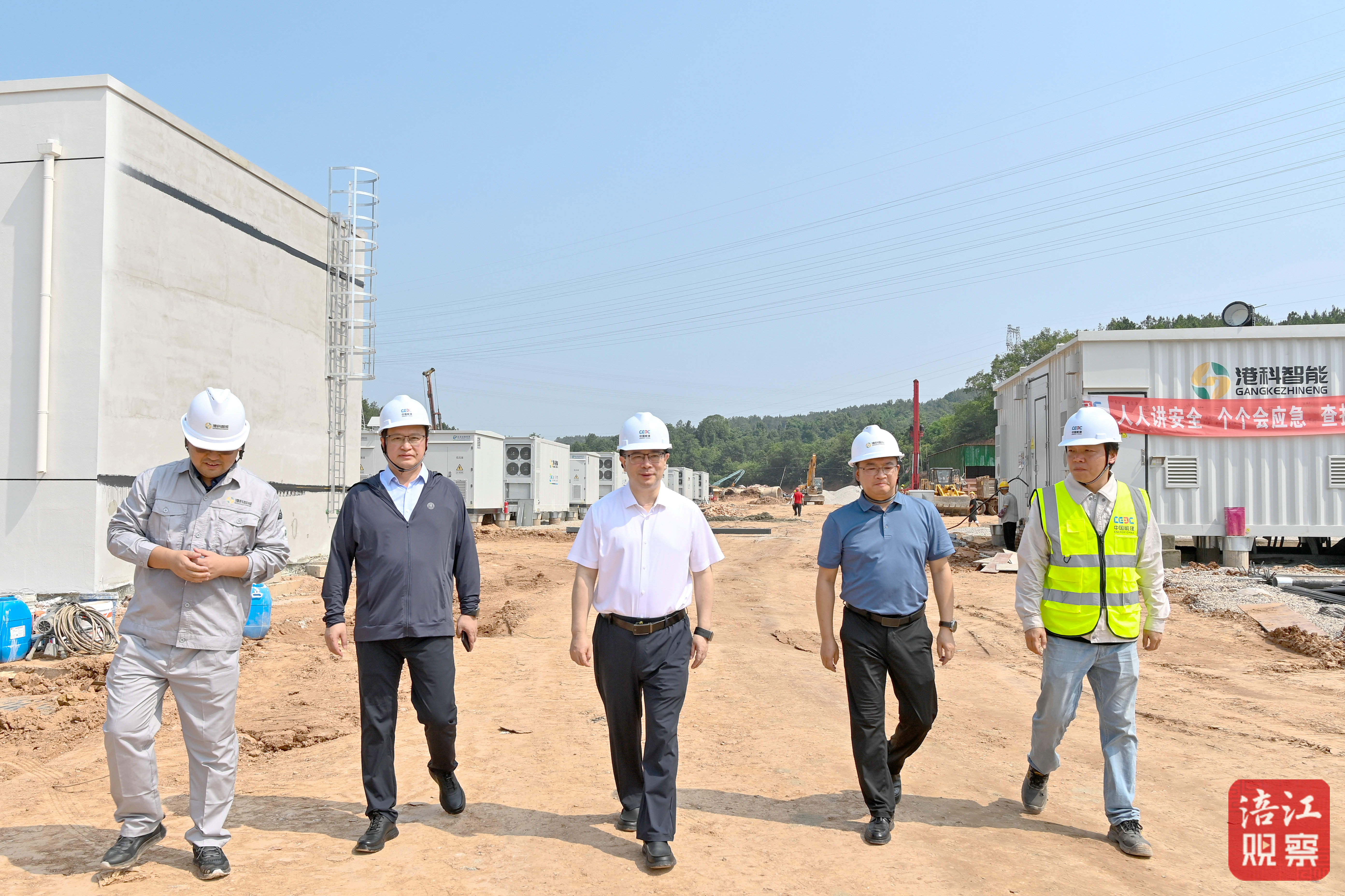 李云市長(zhǎng)調(diào)研迎峰度夏電力保障和電網(wǎng)基礎(chǔ)設(shè)施建設(shè)工作(綿陽港旗游仙區(qū)300MW600MWh電化學(xué)儲(chǔ)能電站項(xiàng)目現(xiàn)場(chǎng)).jpg